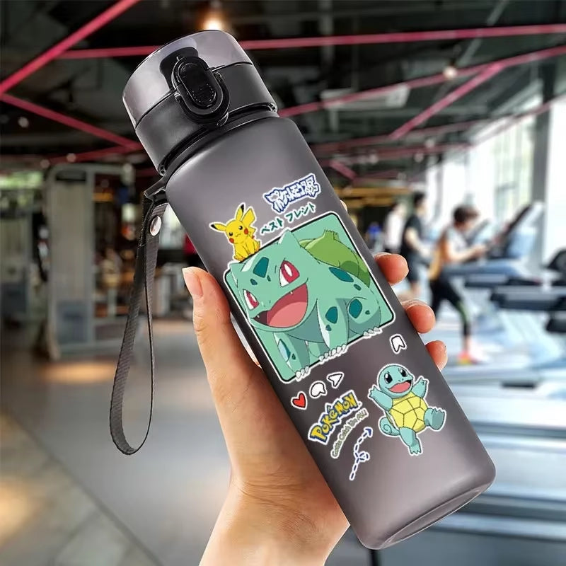 Pokemon 560ML Wasserbecher Kinder Tragbarer Kunststoff Cartoon Kawai Pikachu Erwachsene Outdoor Große Kapazität Sport Wasserflasche Pikachu