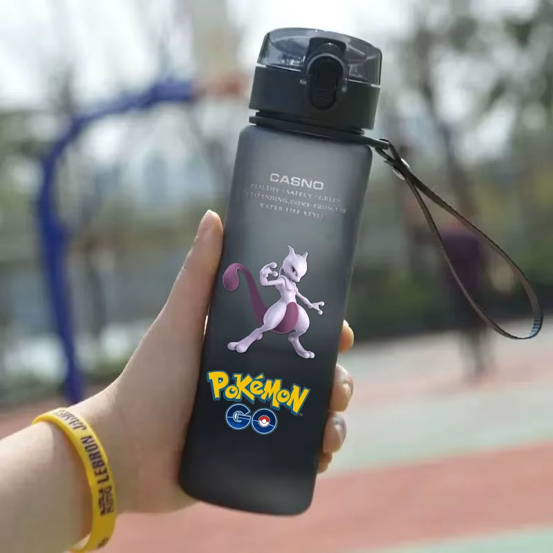 Pokemon 560ML Wasserbecher Kinder Tragbarer Kunststoff Cartoon Kawai Pikachu Erwachsene Outdoor Große Kapazität Sport Wasserflasche Pikachu