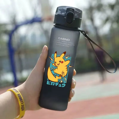Pokemon 560ML Wasserbecher Kinder Tragbarer Kunststoff Cartoon Kawai Pikachu Erwachsene Outdoor Große Kapazität Sport Wasserflasche Pikachu