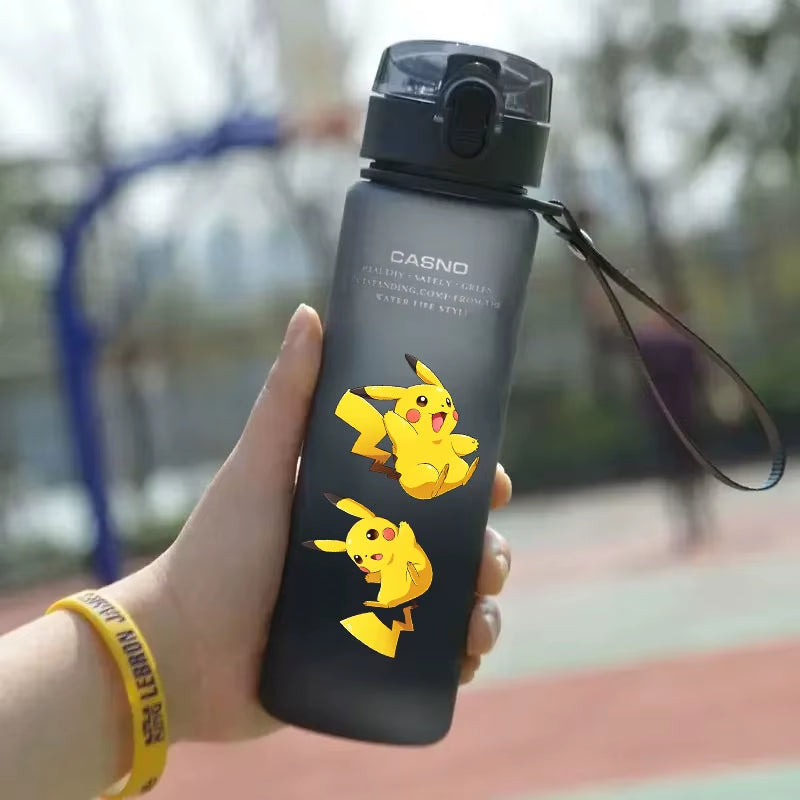 Pokemon 560ML Wasserbecher Kinder Tragbarer Kunststoff Cartoon Kawai Pikachu Erwachsene Outdoor Große Kapazität Sport Wasserflasche Pikachu